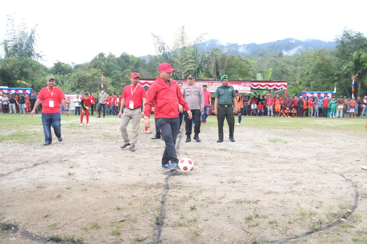 Nikson Nababan Buka Turnamen Sepakbola U-15 Antar Desa se Kecamatan Adiankoting Memperebutkan Piala Bupati Taput.